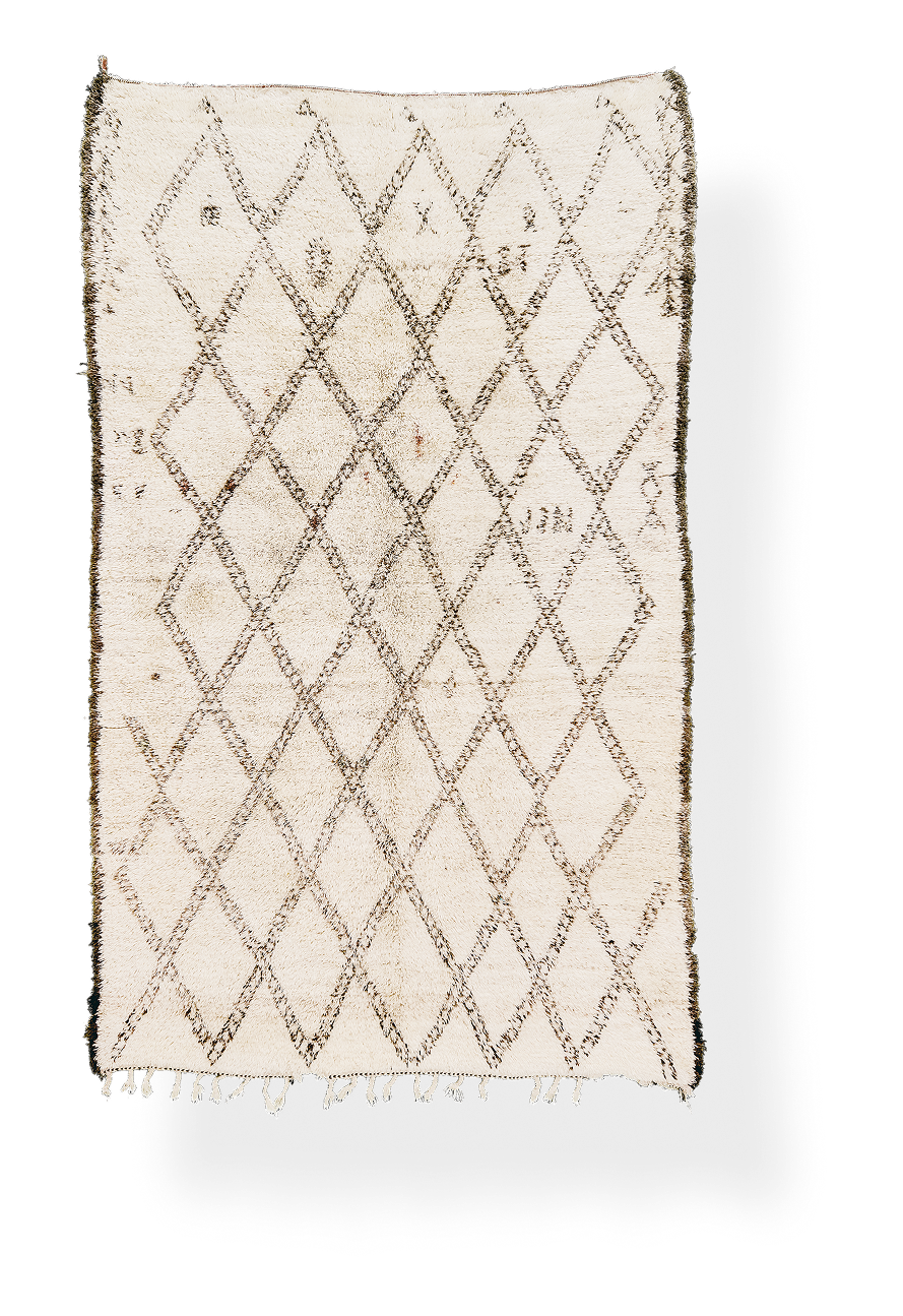 Beiger Berber-Teppich mit braunen, rautenförmigen Linien und vereinzelten abstrakten Mustern.