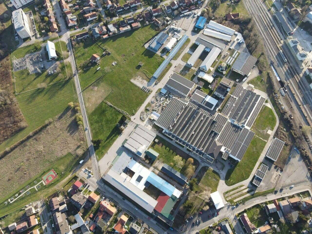 Posnetek kompleksa v Varaždinu s sončnimi strehami iz zraka