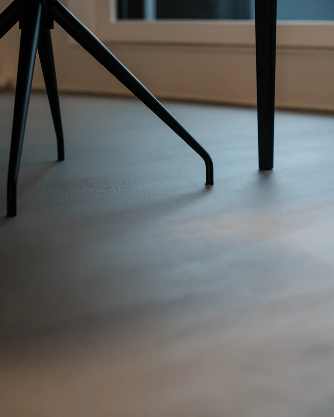 Fugenloser Boden im Wohnraum, Stuhlbeine im Streiflicht