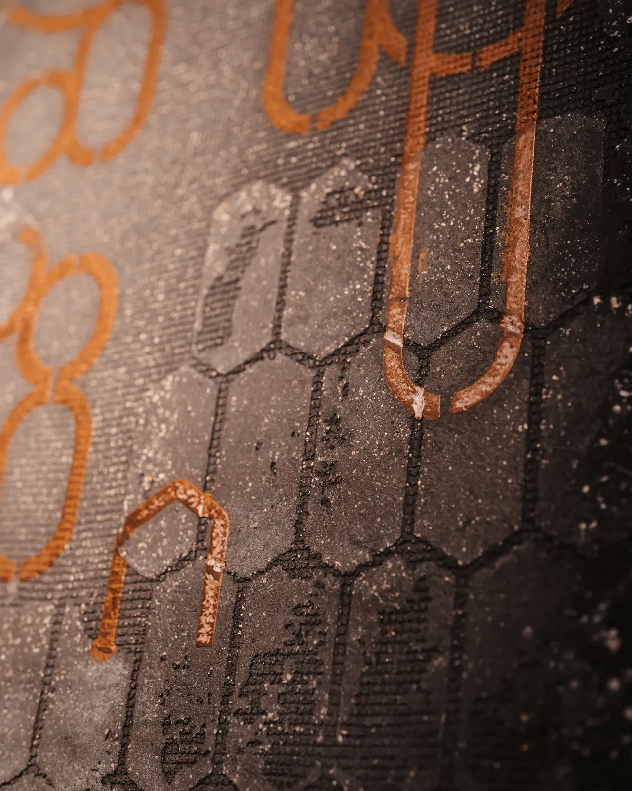 Gespachtelte Wand mit Ornament in Kupfer in einem Restaurant