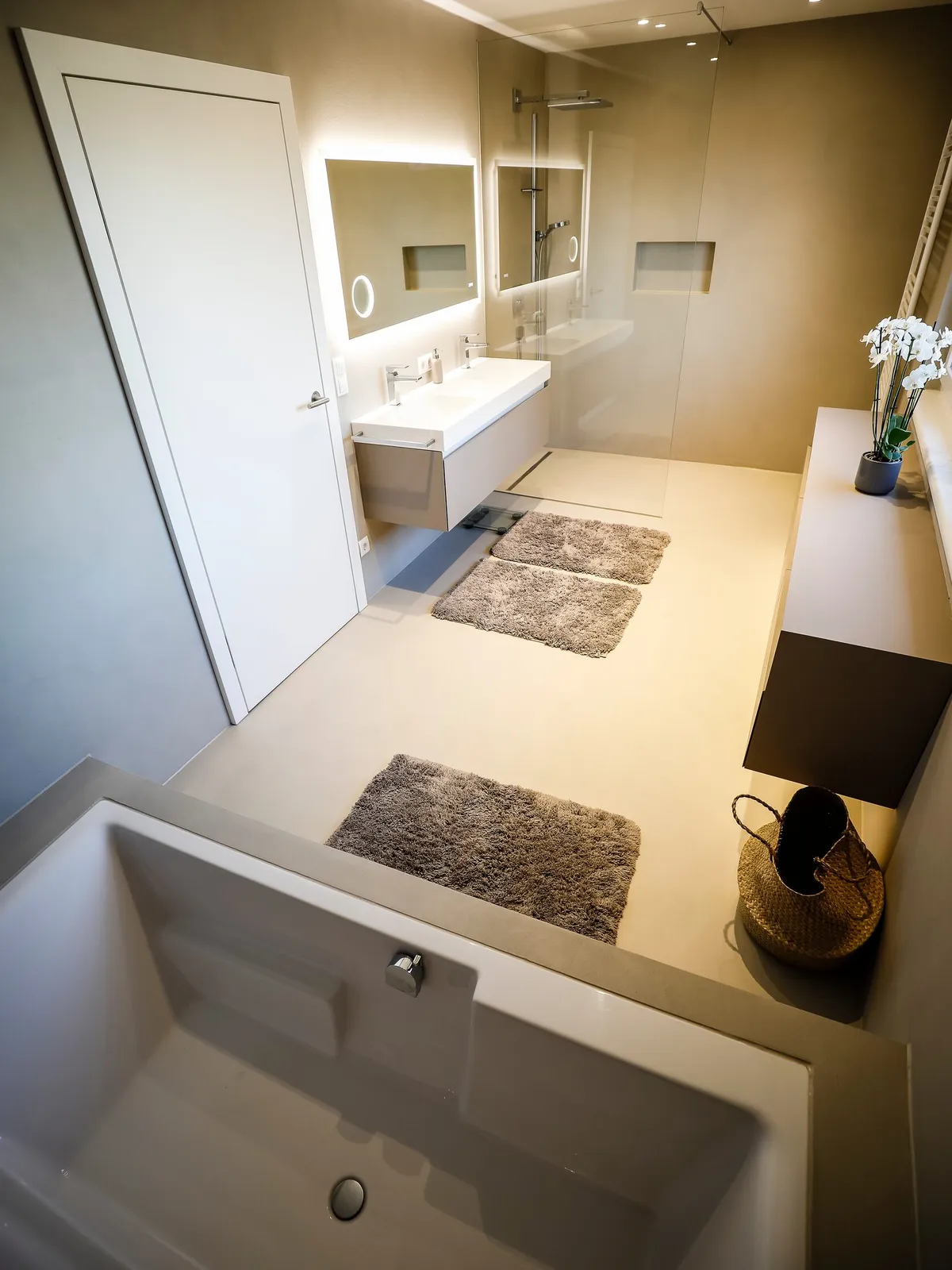 Nachher: fugenloses Bad mit Doppelwaschtisch, bodengleicher Dusche und Wanne