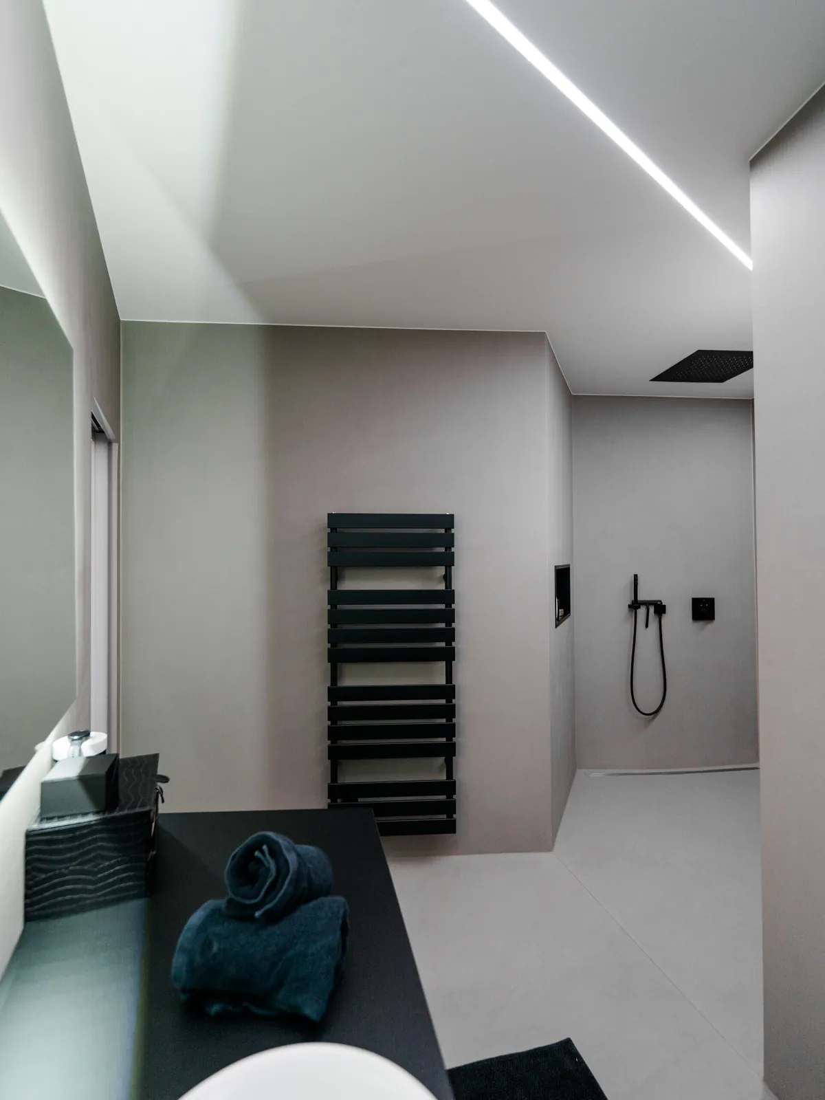 Nachher: fugenloses Bad mit bodengleicher Dusche und Lichtband