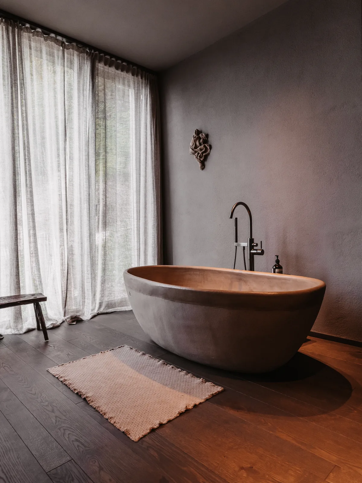 Freistehende Wanne vor Vorhang, Wand und Boden fugenlos