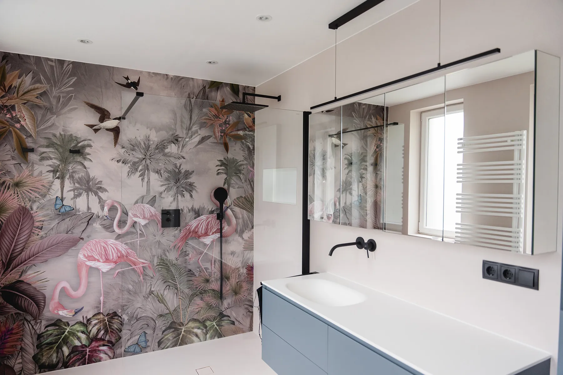 Design-Tapete mit Flamingo-Motiv im Duschbereich