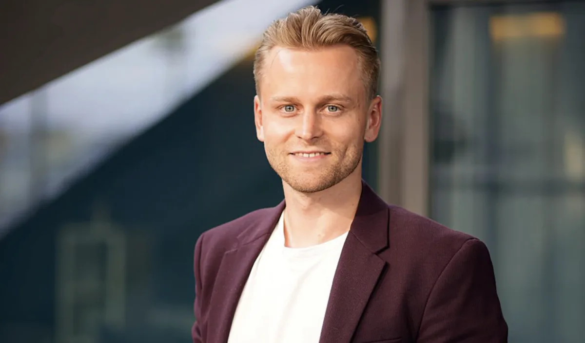 Julian Wieser, Gründer von Happy Jobs, im Porträt zum Forbes-Beitrag