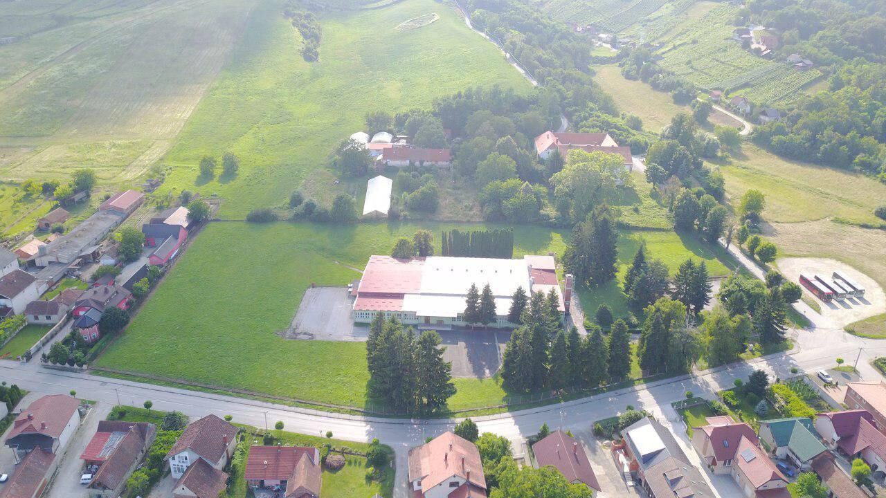 Ograđeni kompleks u Vinici