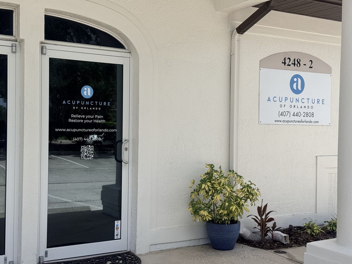 The entrance to Acupuncture of Orlando, with the sign reading 4248-2
