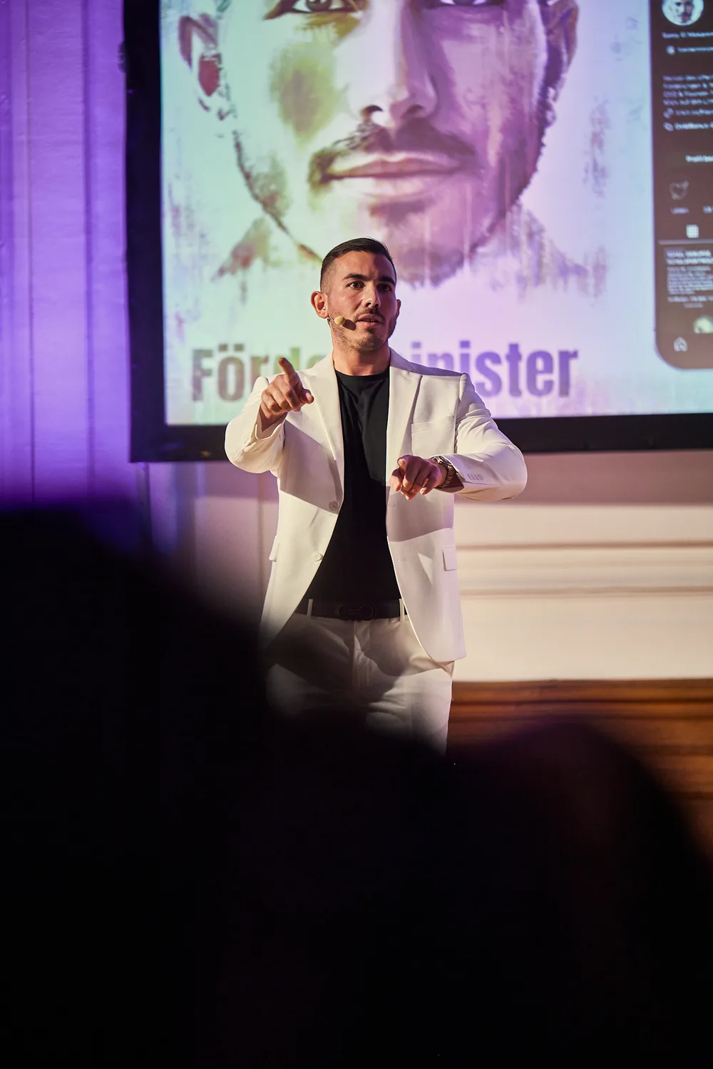 Samy El Makarem auf der Bühne, im weißen Anzug