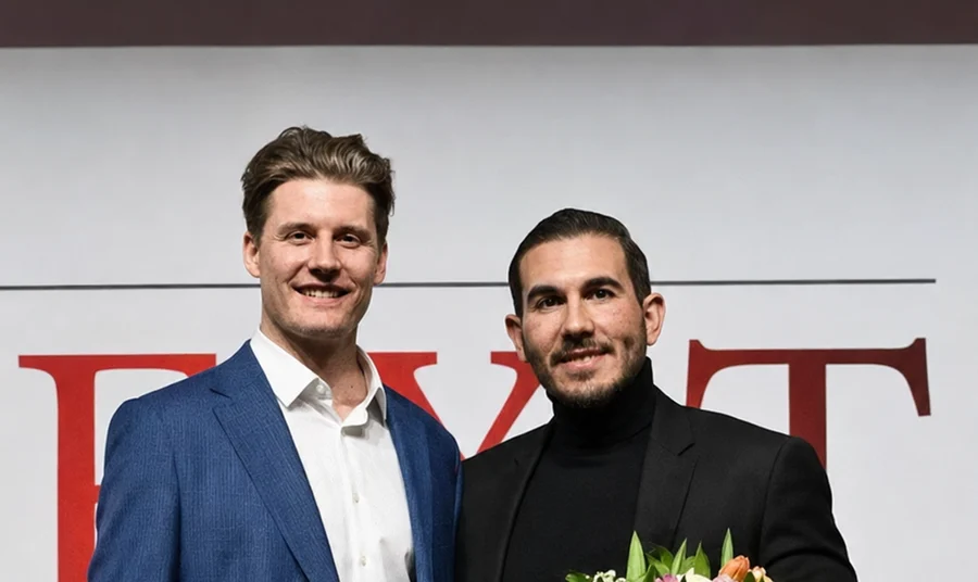 Samy El Makarem mit der Trophäe des Next Generation Award 2026 bei der Verleihung in den Wiener Sofiensälen